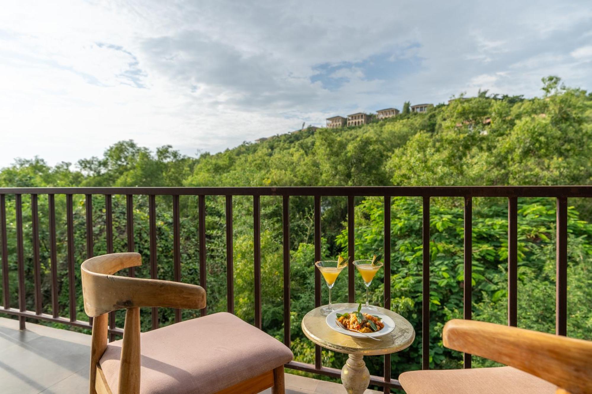 Locomo Boutique, Morjim - Stay Work Eat Exterior foto